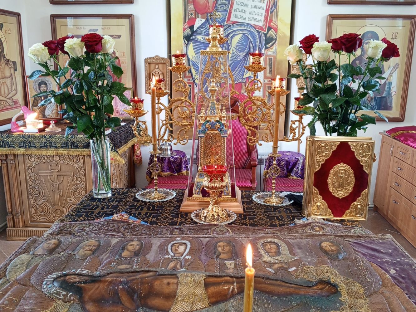 Великая Пятница, вынос и отпевание плащаницы, в храме села Архарово.